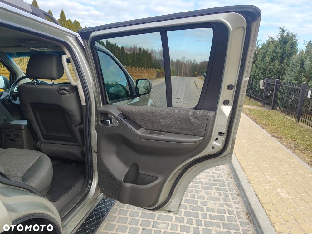 Nissan Pathfinder 2.5 DCi SE - 24