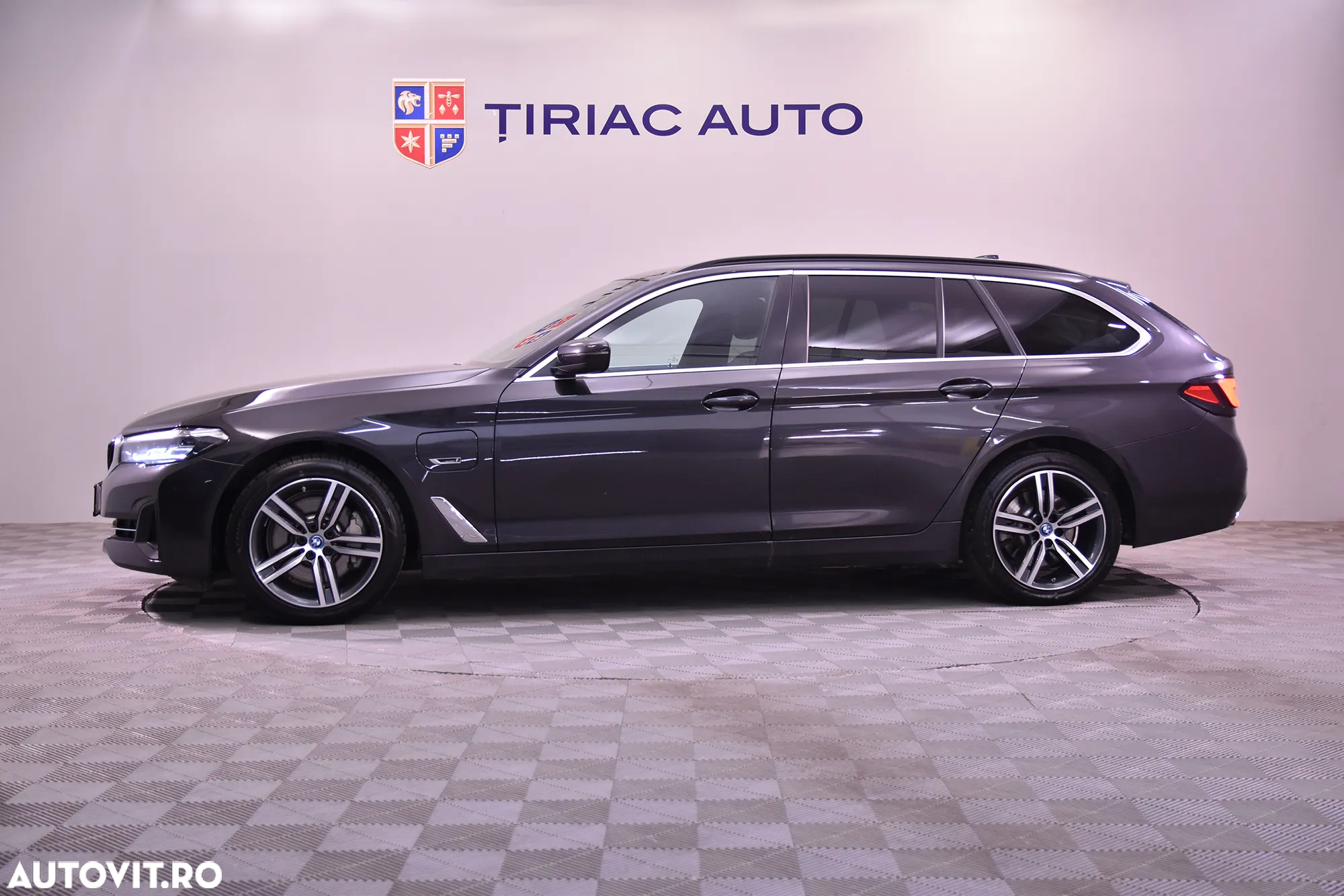 BMW Seria 5 530e xDrive Touring Aut. - 2