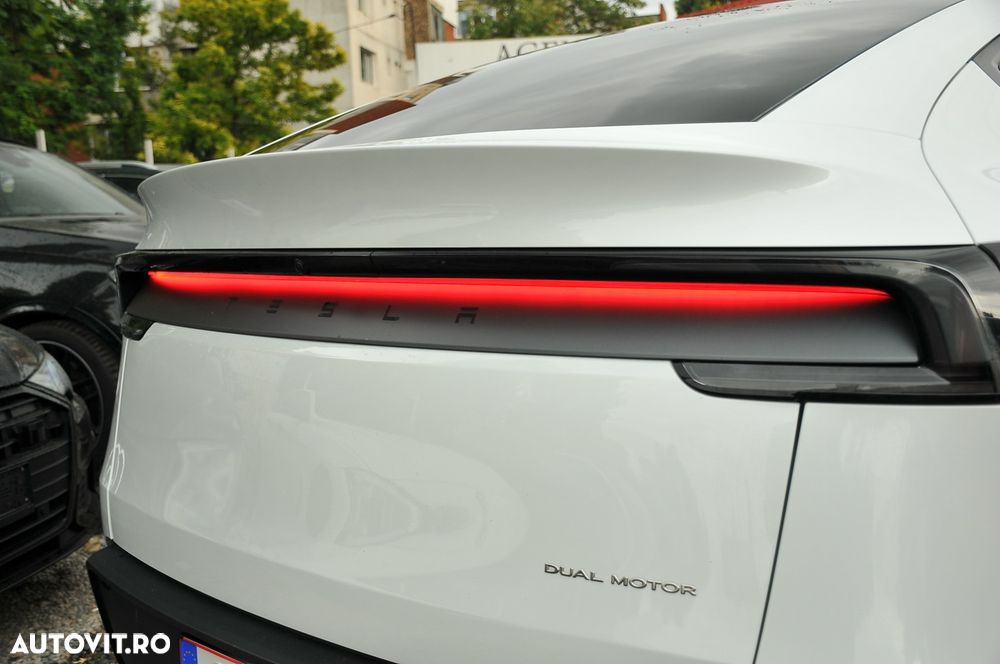 Tesla Model Y Long Range Dual Motor AWD - 27