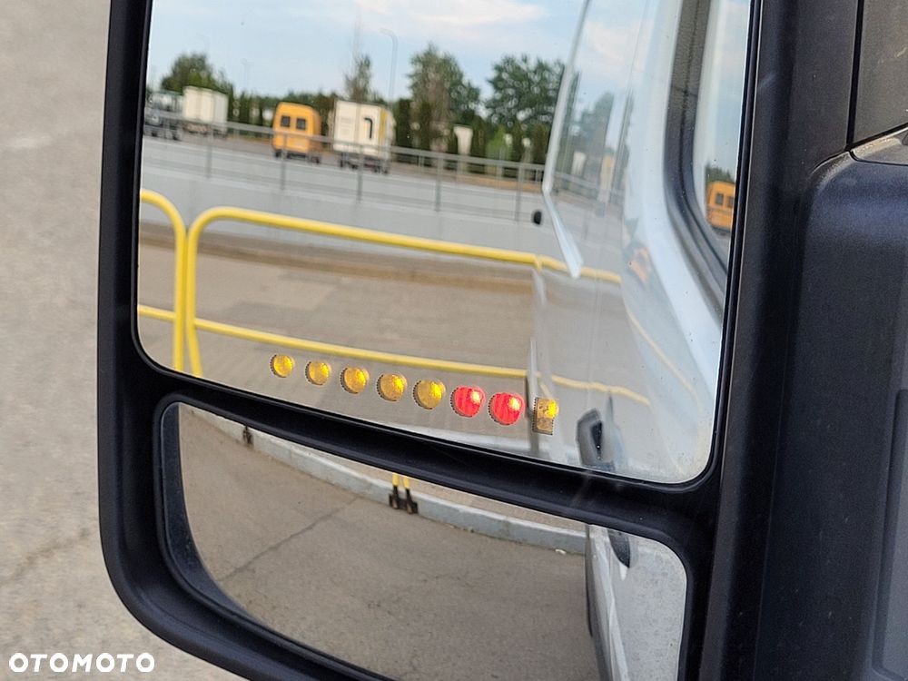 Mercedes-Benz Sprinter - 25