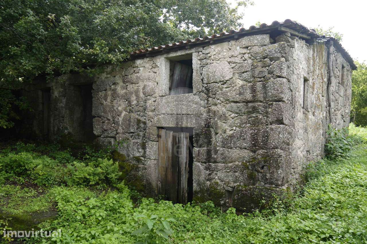 Terreno com duas casas para restauro com 2950m² - Grande imagem: 2/26