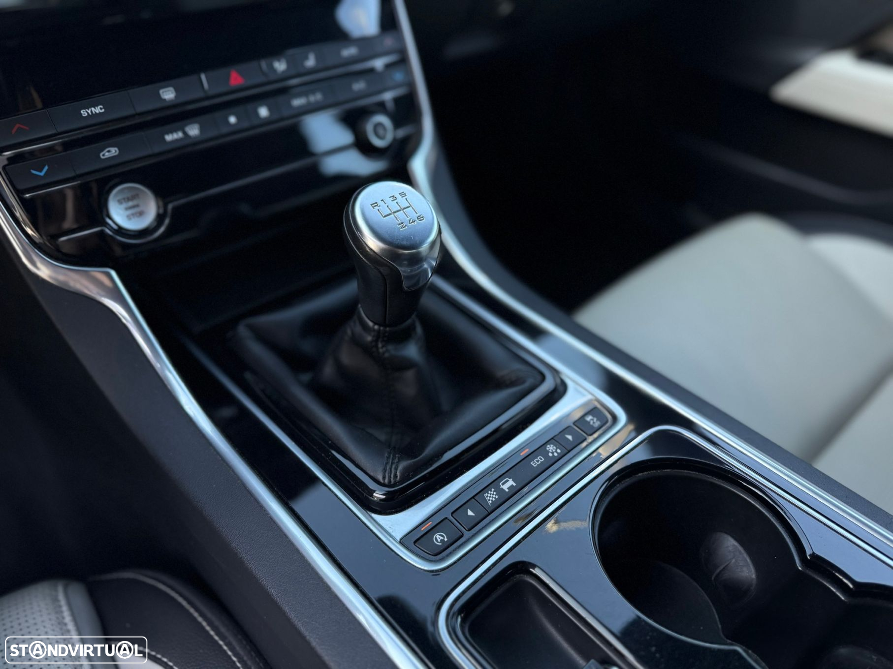 Jaguar XE 2.0 D R-Sport - 13