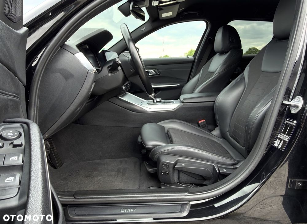 BMW Seria 3 330i Sport Line - 36