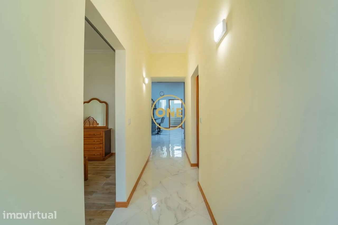 Moradia totalmente renovada, no centro da Ribeira Grande - Grande imagem: 3/26