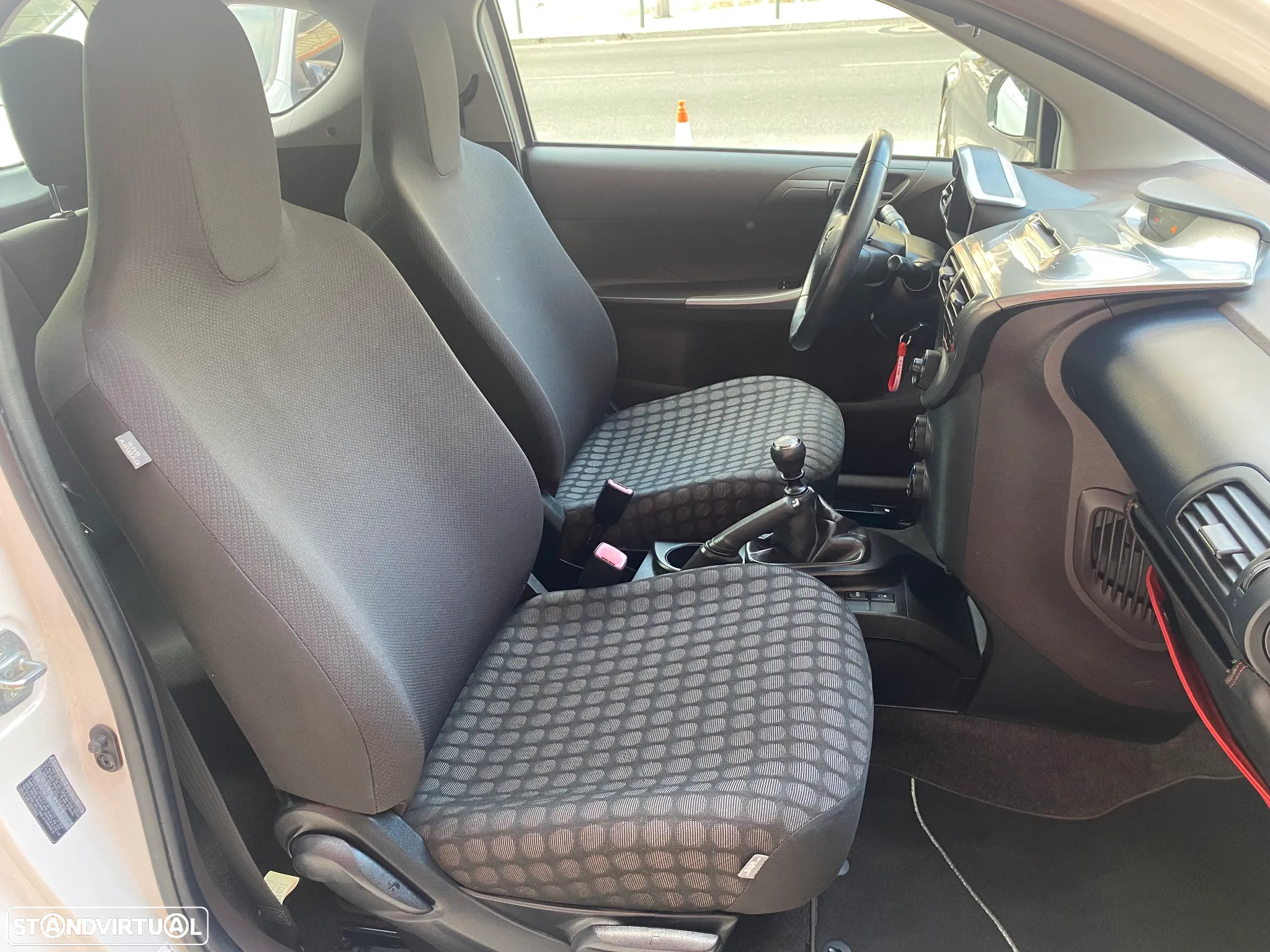 Toyota iQ 1.0 VVT-i - 27