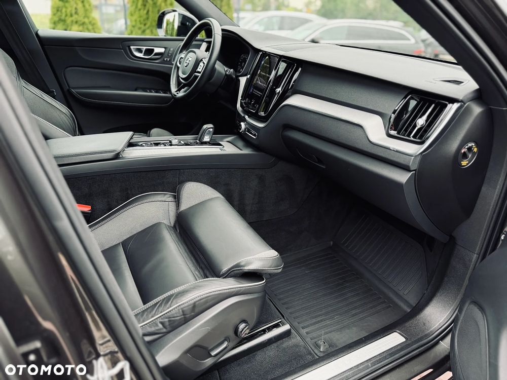 Volvo XC 60 B4 D AWD Ultimate Dark - 21