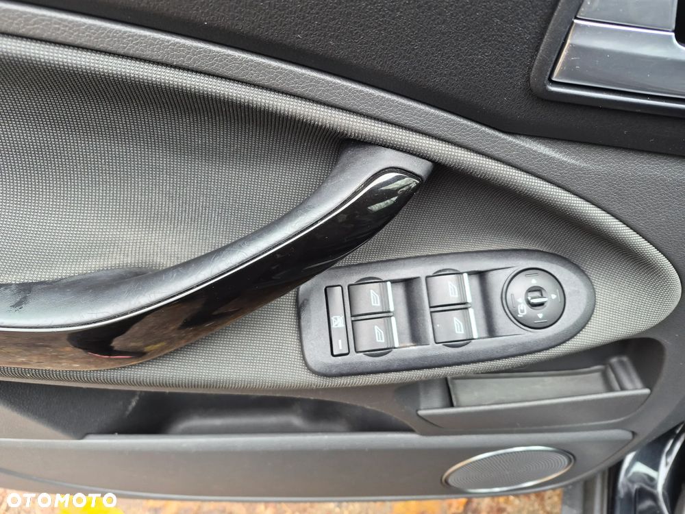 Ford Kuga 2.0 TDCi 2x4 Titanium - 10