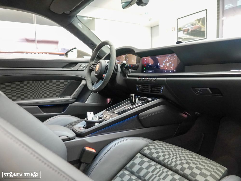 Porsche 911 (992) - 32