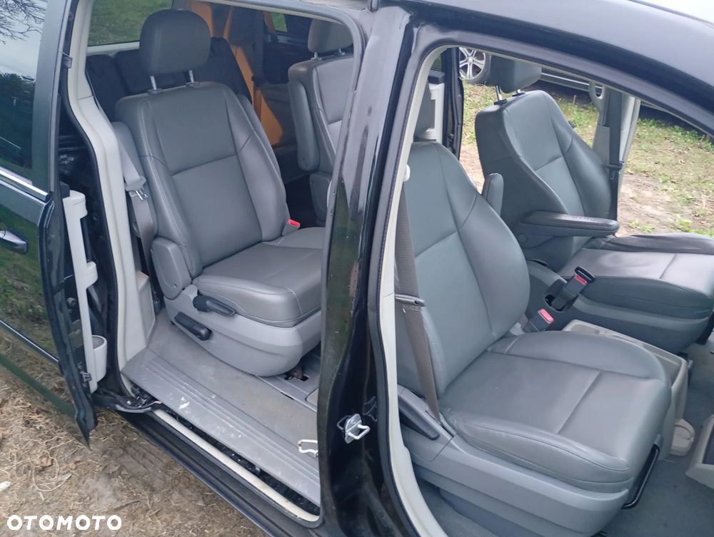 Volkswagen Routan - 12