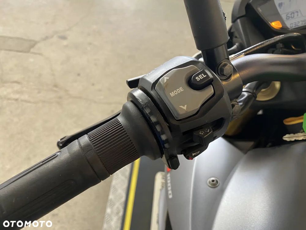 Suzuki GSX 1000 - 25