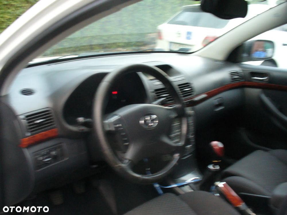 Toyota Avensis - 8