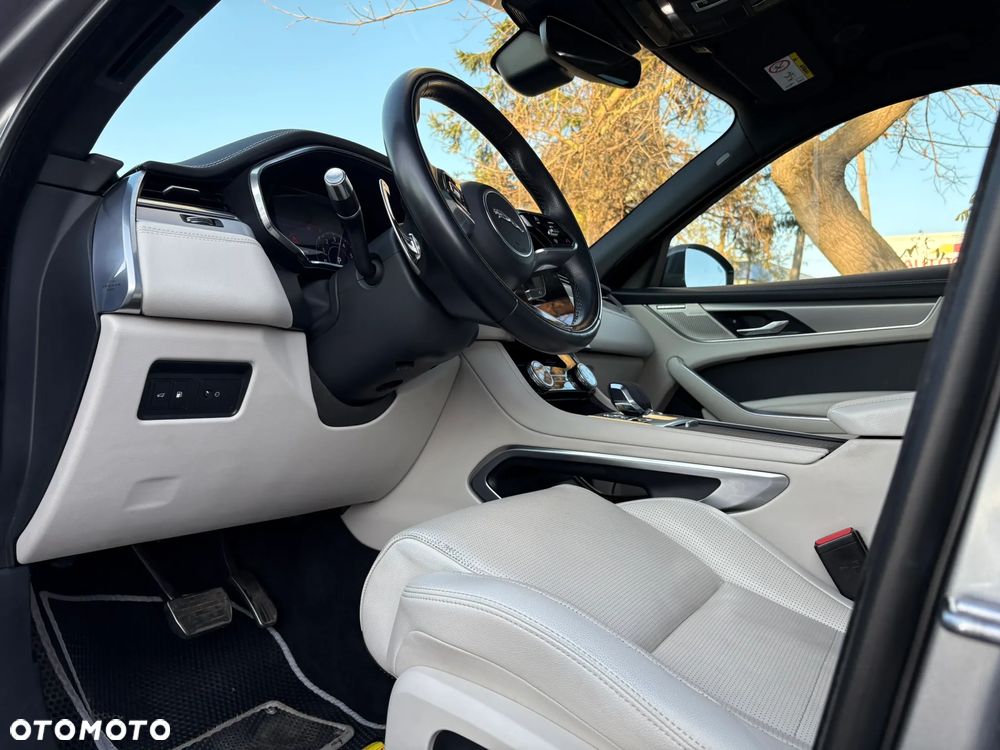 Jaguar F-Pace 2.0 P400e PHEV AWD R-Dynamic SE - 11