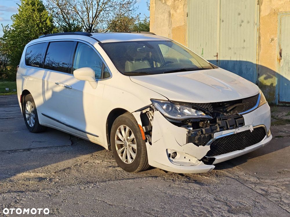 Chrysler Pacifica - 4