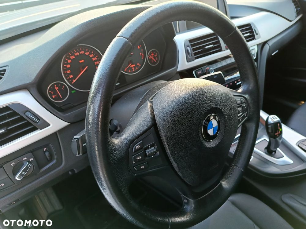 BMW Seria 3 320i - 9