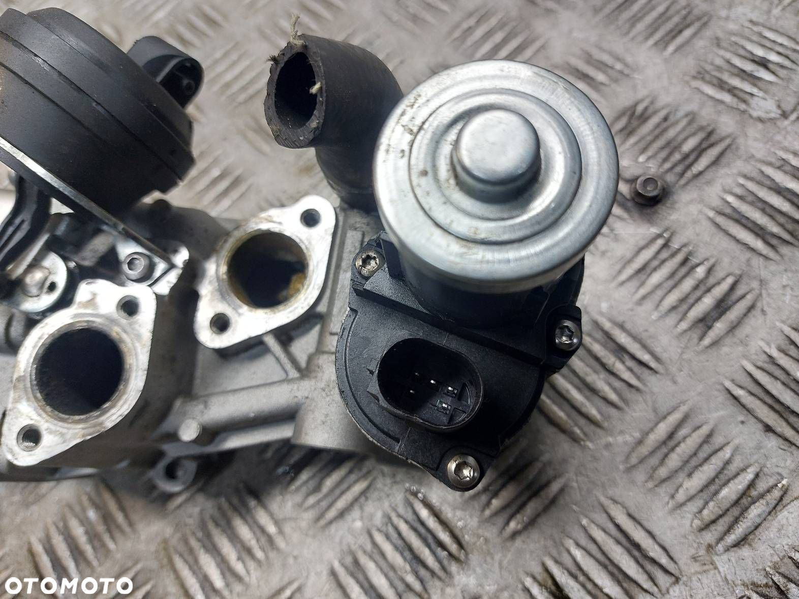 ZAWÓR EGR CHŁODNICZKA AUDI A3 8P 2.0 TDI CFFB - 2