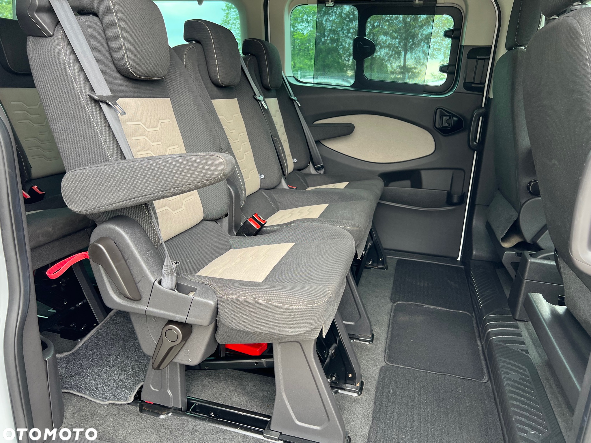 Ford Tourneo Custom - 25