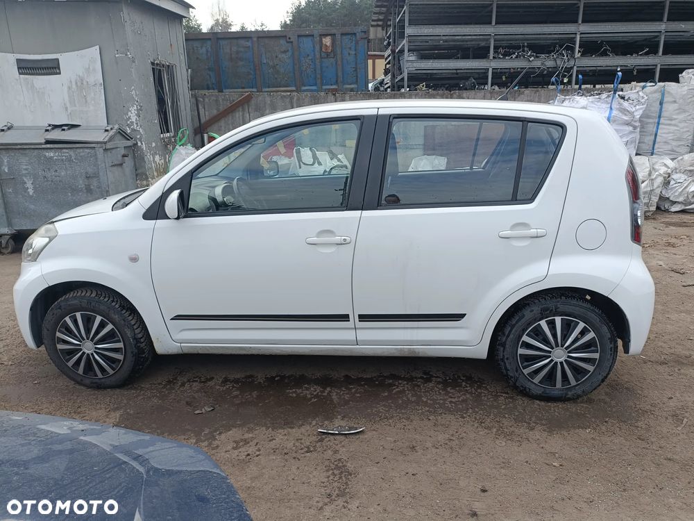 DAIHATU SIRION II 04-10 r. W09 DRZWI lewy przód lewe ** - 1