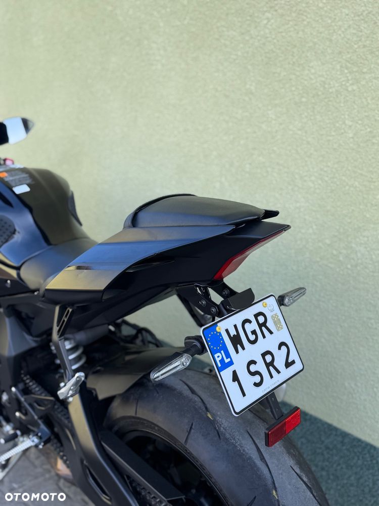 Yamaha R1 - 24