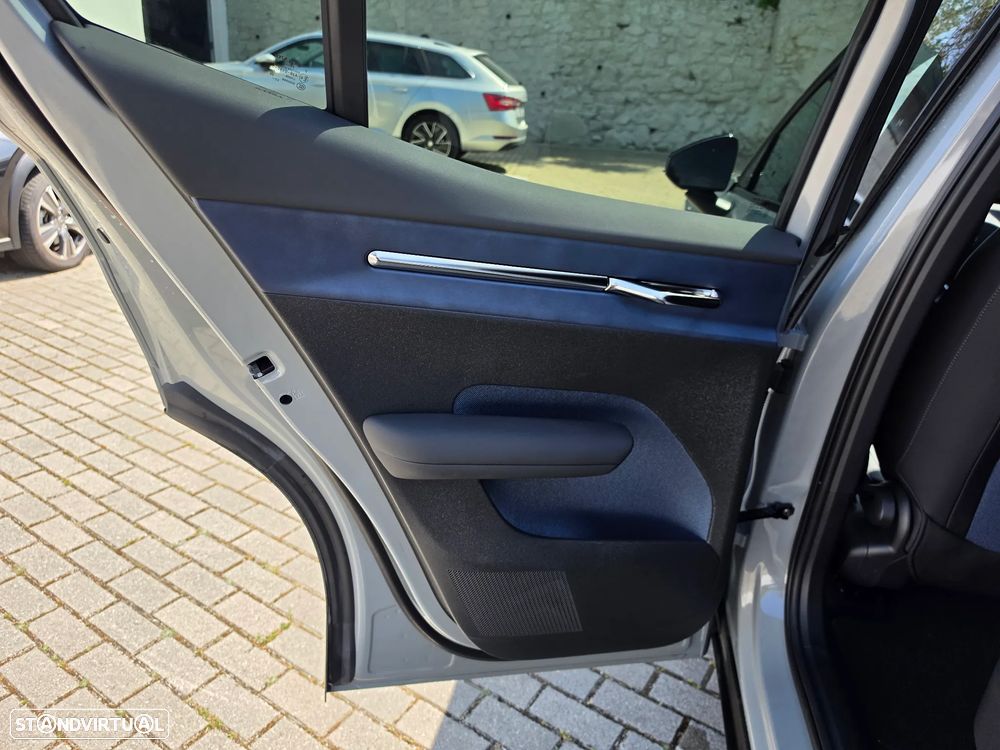 Volvo EX30 Single Motor Extended Range RWD Plus - 11