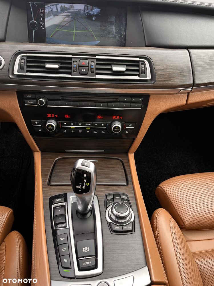 BMW Seria 7 750i xDrive - 27