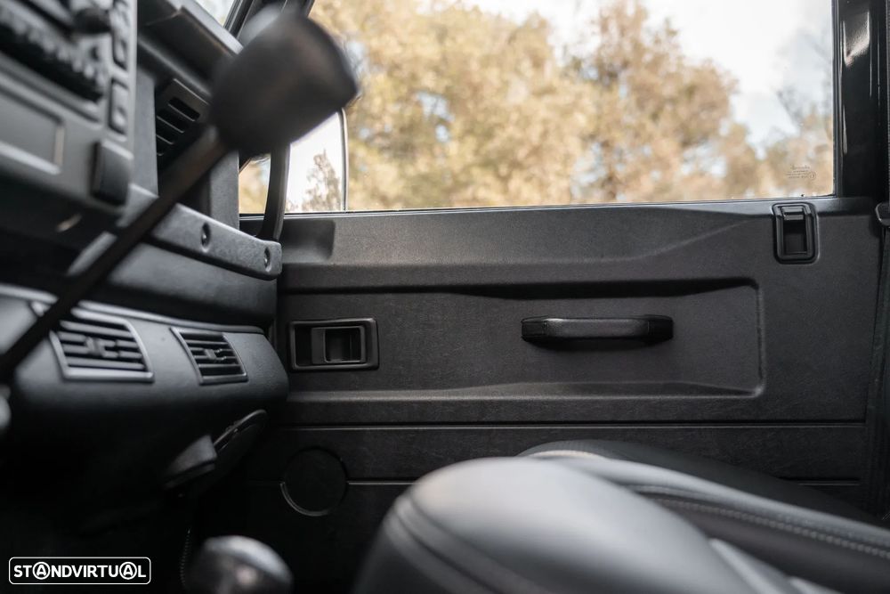 Land Rover Defender 110 SW 2.5 Td5 SE - 29