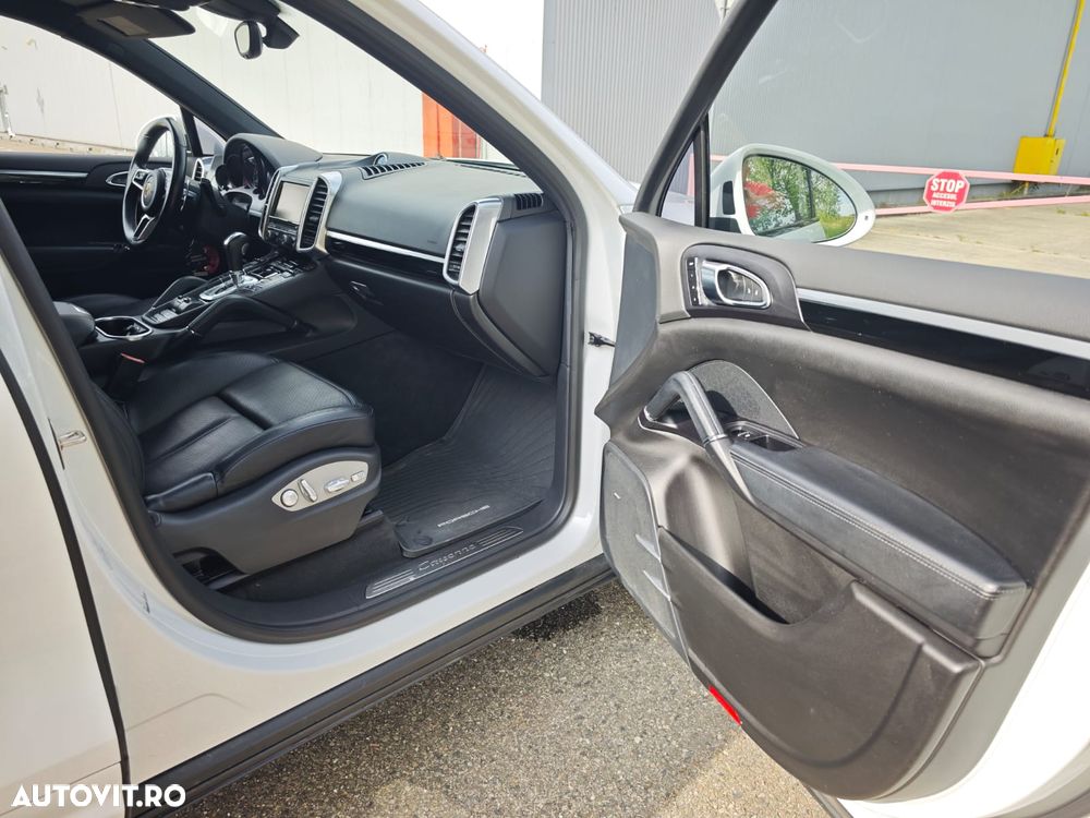 Porsche Cayenne 3.0 L V6 - 24