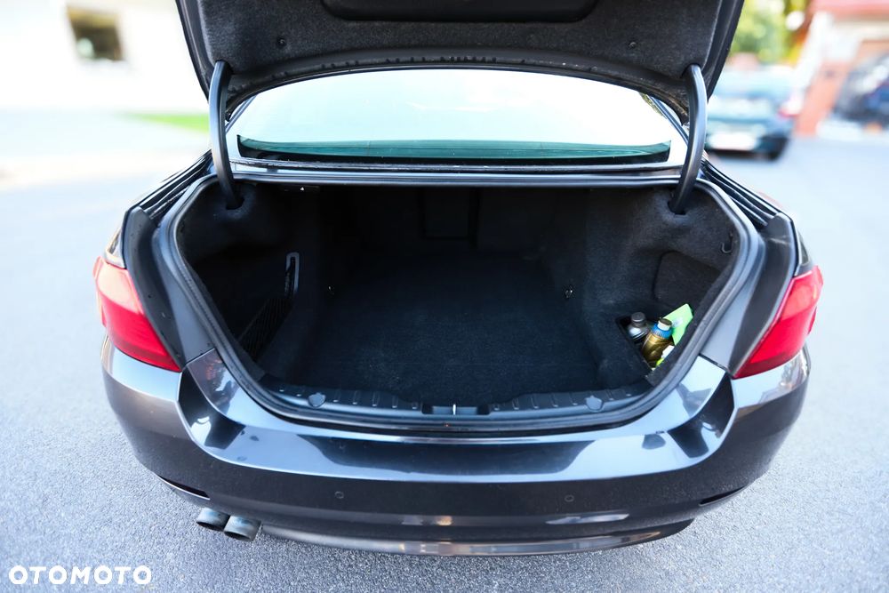 BMW Seria 5 528i xDrive - 14