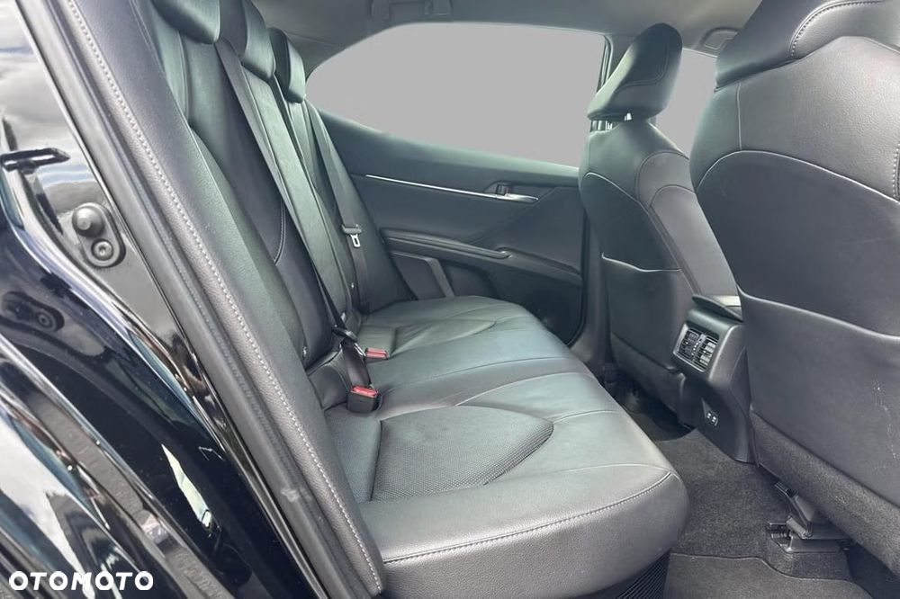Toyota Camry Luxury - 15