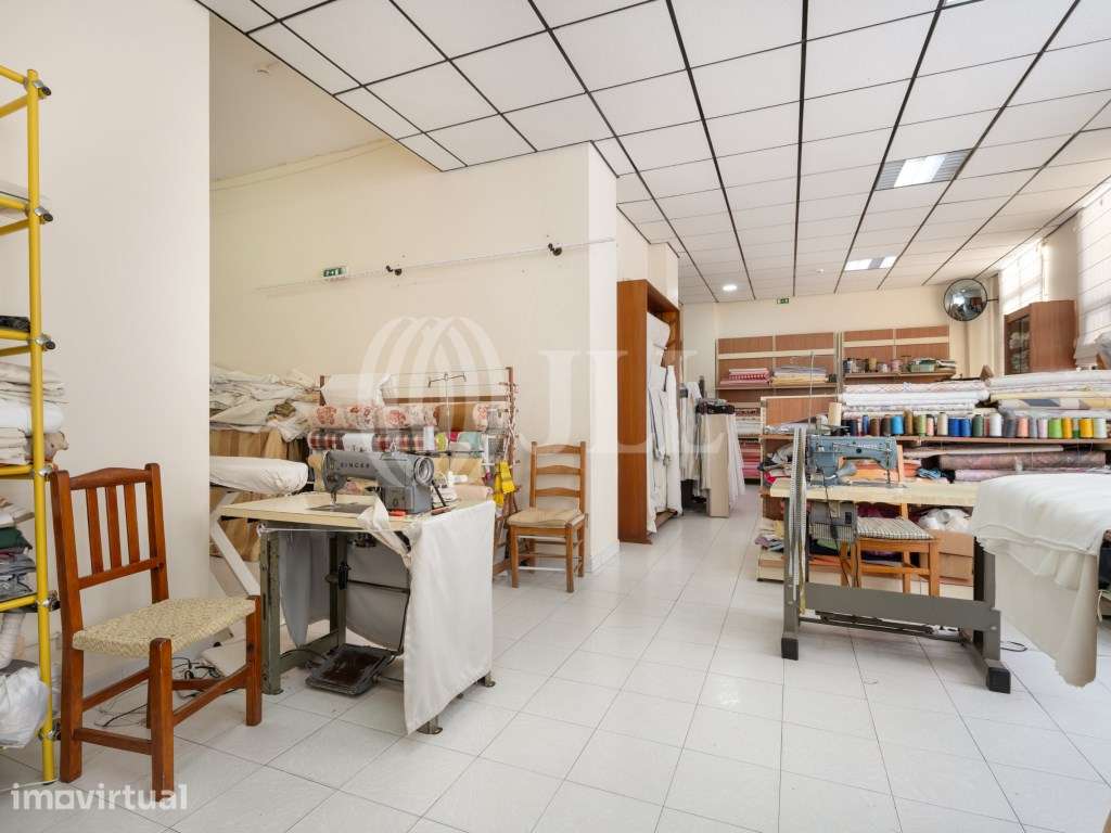 Loja comercial no centro de Quarteira no Algarve - Grande imagem: 5/20
