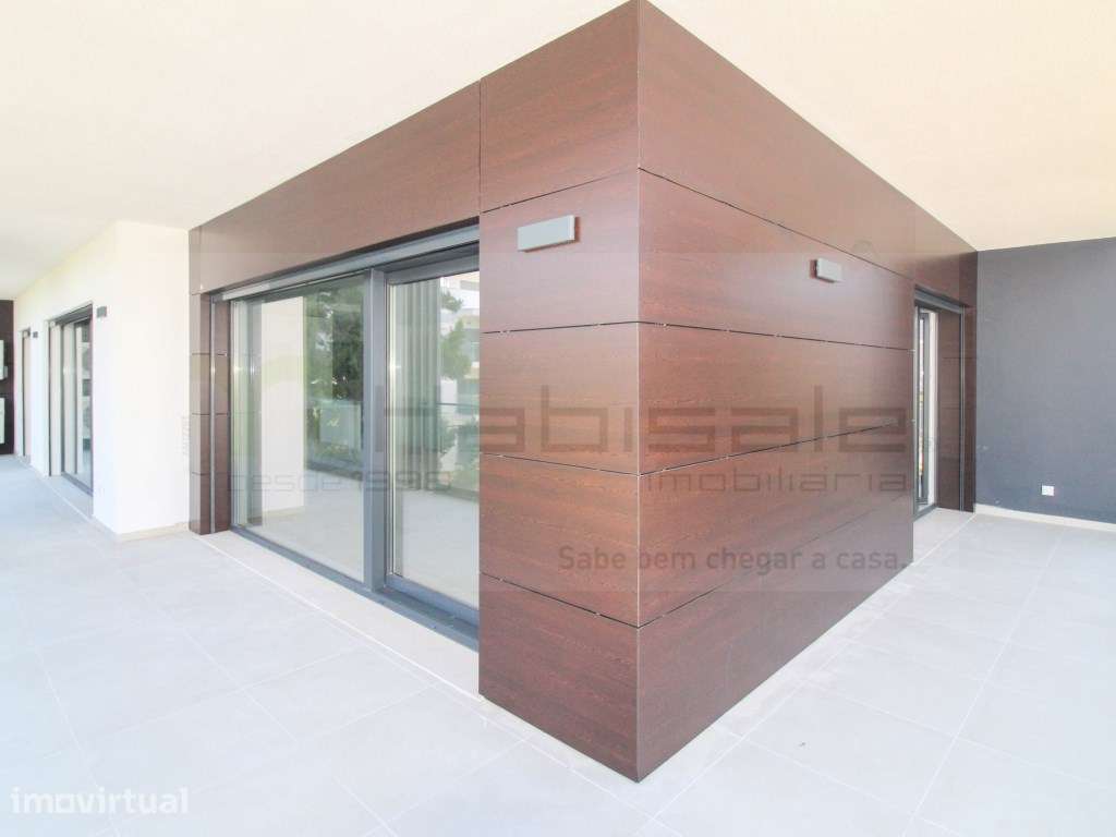Duplex com grande varanda a 5 minutos da praia - Grande imagem: 3/33
