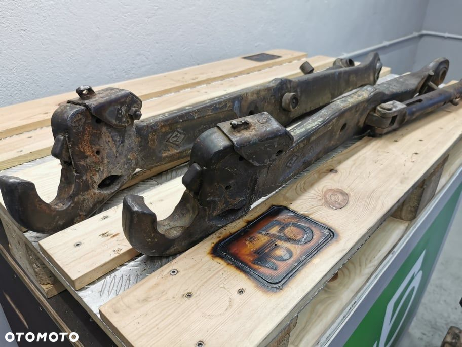 Haki podnośnika Massey Ferguson 3080 {Prawe dolne} - 3