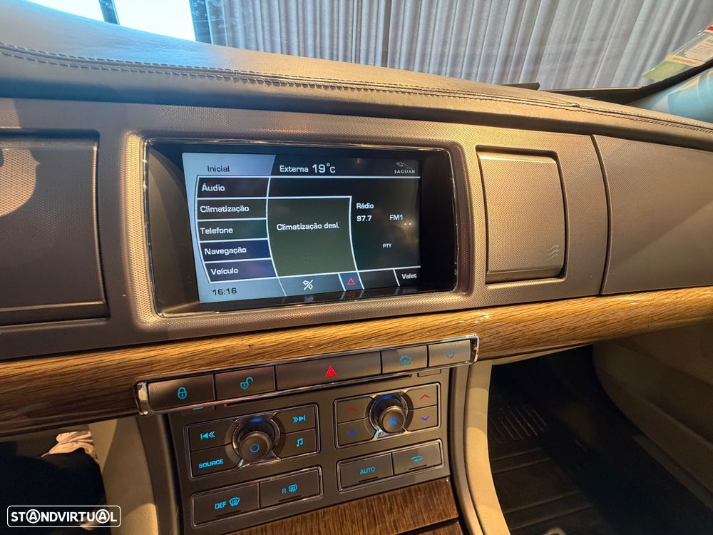 Jaguar XF 4.2 V8 Premium Luxury - 35