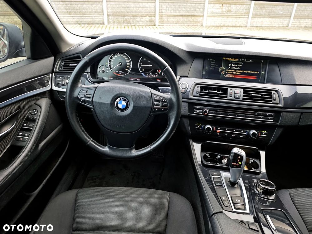 BMW Seria 5 525d xDrive - 17