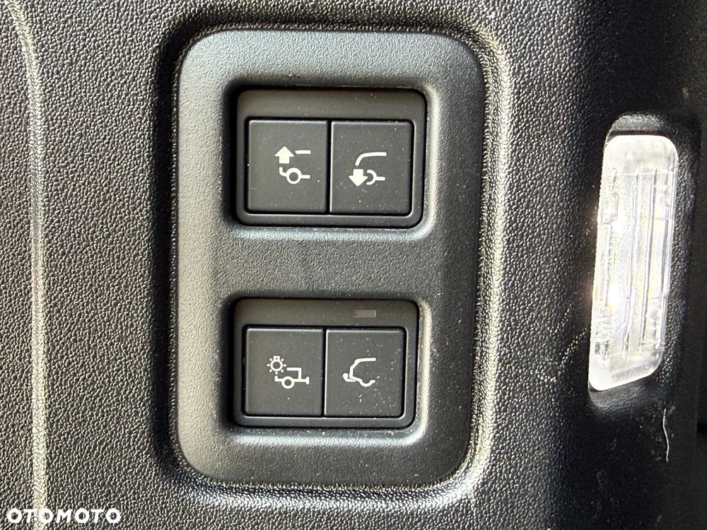 Land Rover Defender 3.0 D300 mHEV X-Dynamic SE - 20