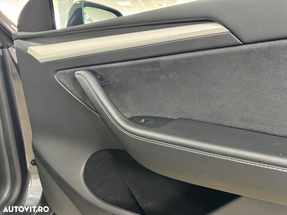 Tesla Model Y - 16