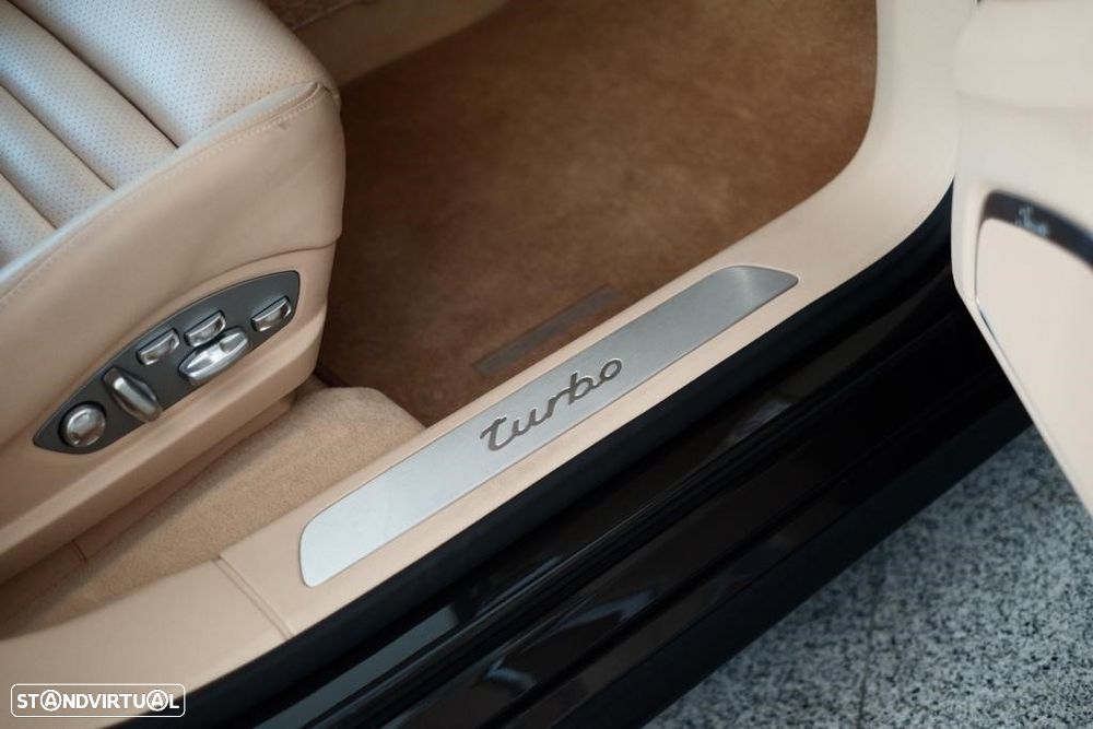 Porsche Panamera Turbo PDK - 17