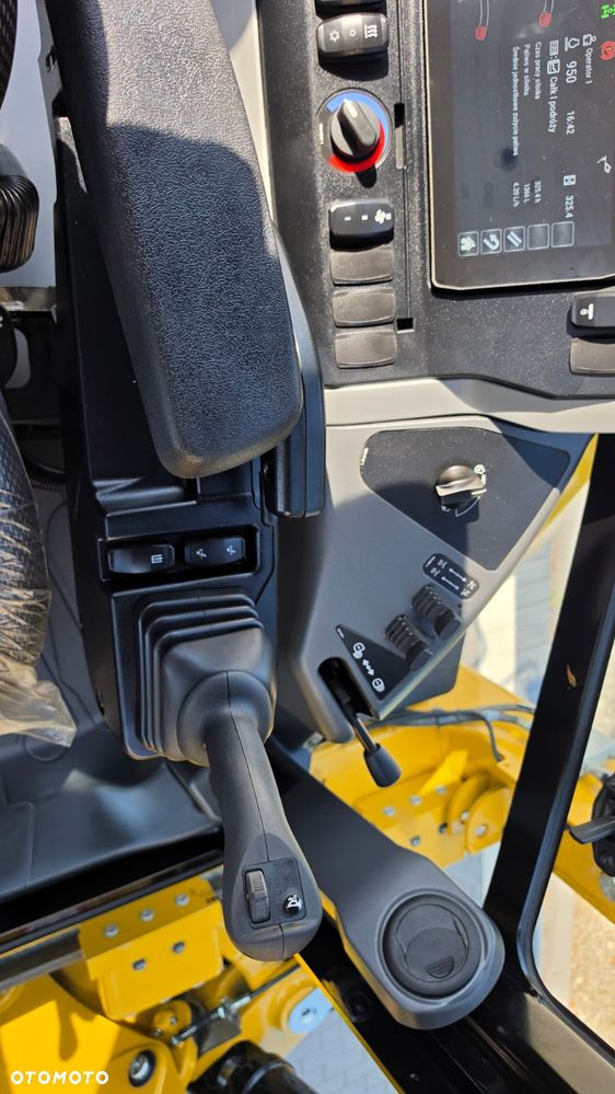 Caterpillar KOPARKO ŁADOWARKA CAT 432. 101 KONI. AUTOMATYCZNA SKRZYNIA BIEGÓW.  JOYSTICK. 3 ŁYŻKI. ROK PRODUKCJI 2023. KUPOWANA I ODBIERANA W 2024. BARDZO MAŁY PRZEBIEG JEDYNE 325 MTh. KLIMATYZACJA.  WEBASTO. STAN JAK FABRYCZNIE NOWA - 35