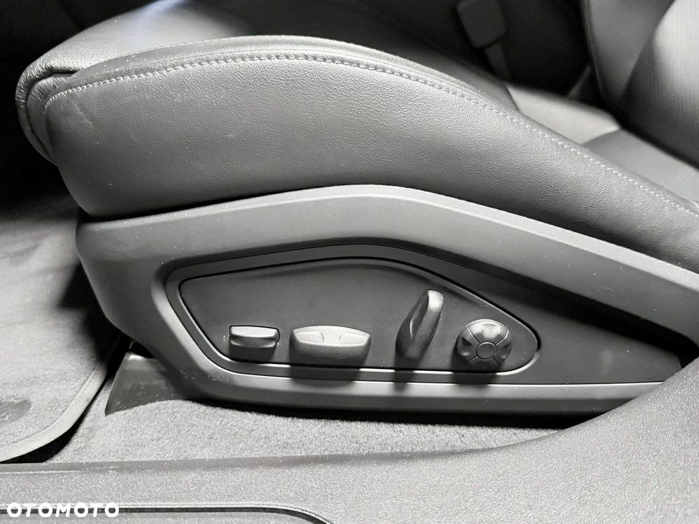 Porsche Taycan Sport Turismo Performance Plus - 36