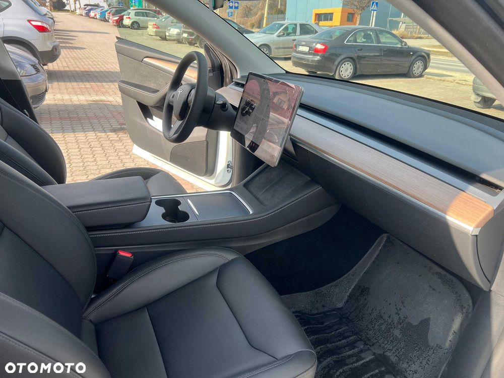 Tesla Model Y - 7