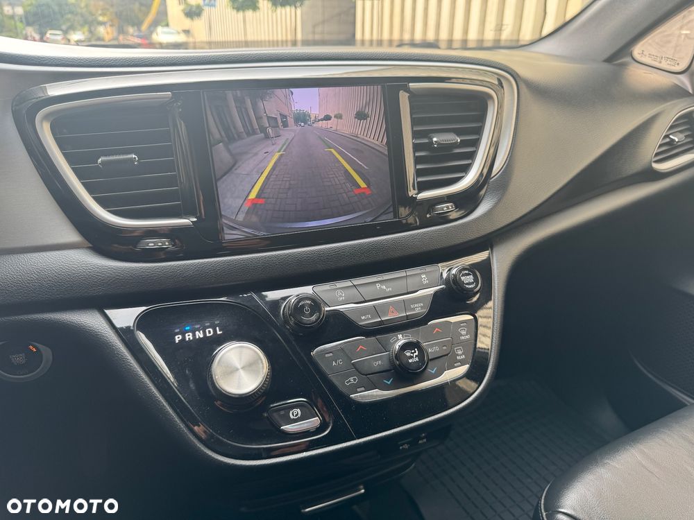 Chrysler Pacifica - 30