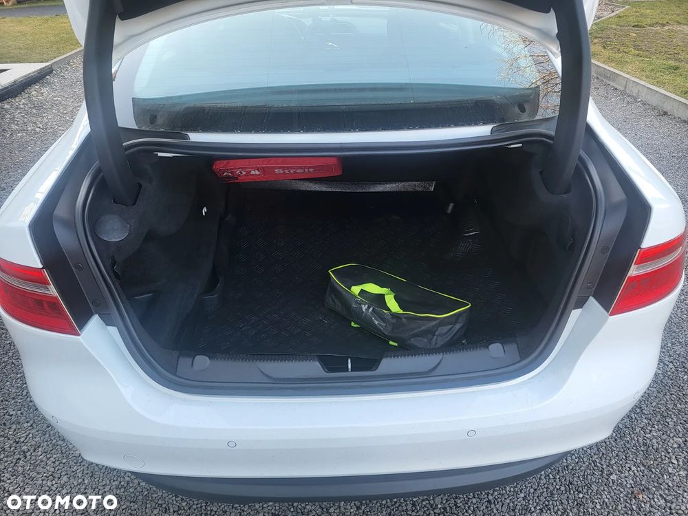 Jaguar XE 20t Portfolio - 9