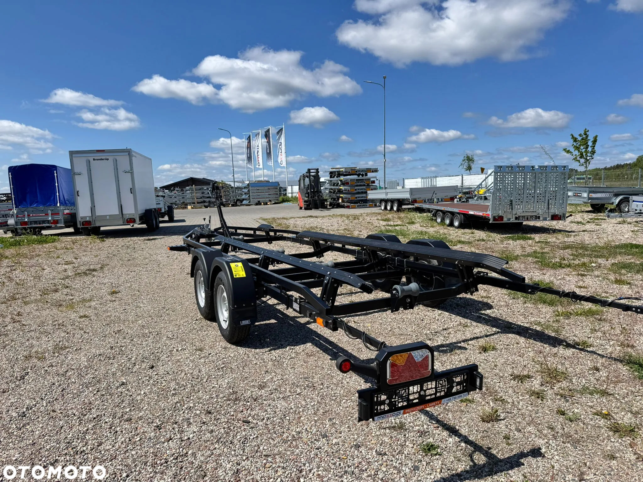 Lorries DOSTAWA Przyczepa dwuosiowa podłodziowa max 7,8m UCHYLNE LAMPY LED czarna PREMIUM DMC 2500kg - 3