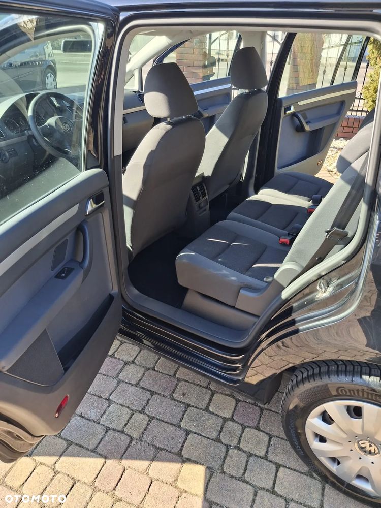 Volkswagen Touran - 11