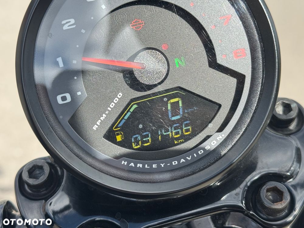 Harley-Davidson Softail Street Bob - 17