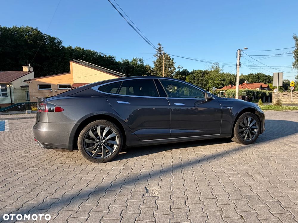 Tesla Model S 85 D - 10
