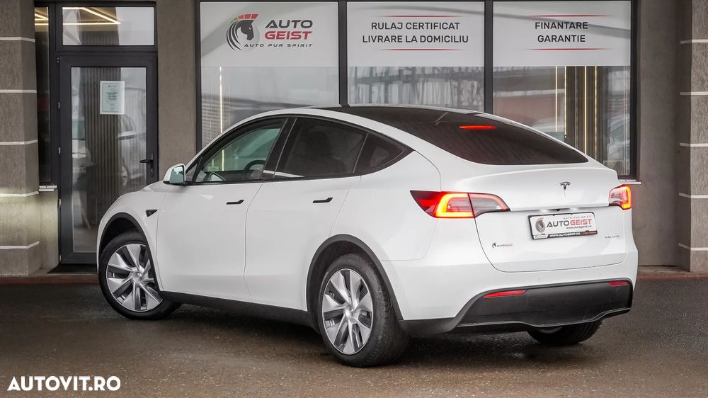Tesla Model Y - 8