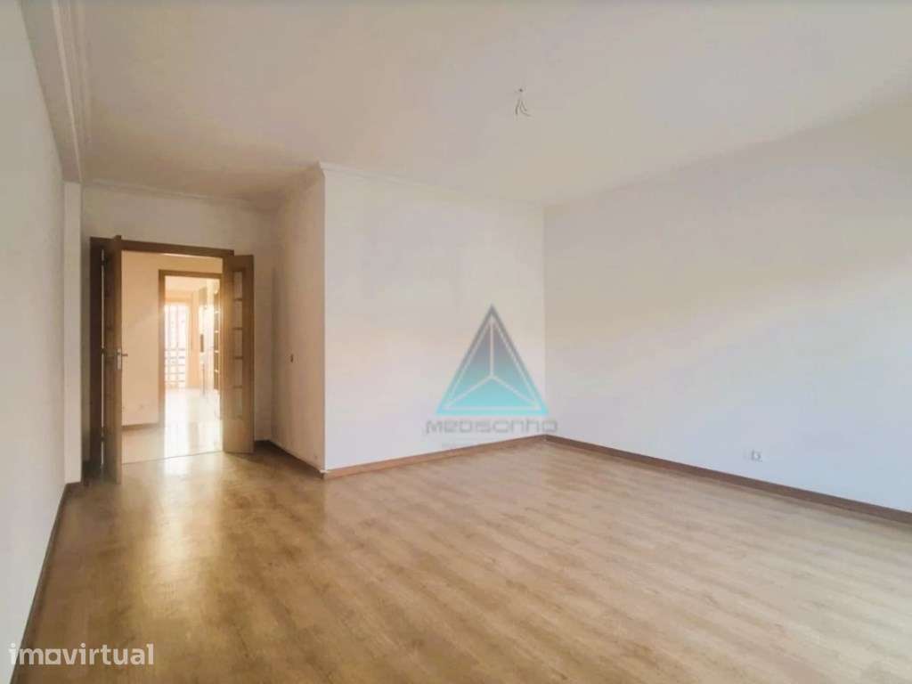 Apartamento T2 Feijó, com arrecadação e 2 varandas - Grande imagem: 5/24