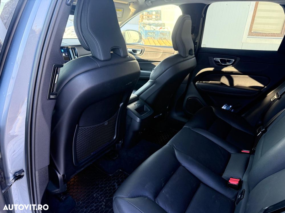 Volvo XC 60 B4 D Plus Dark - 19