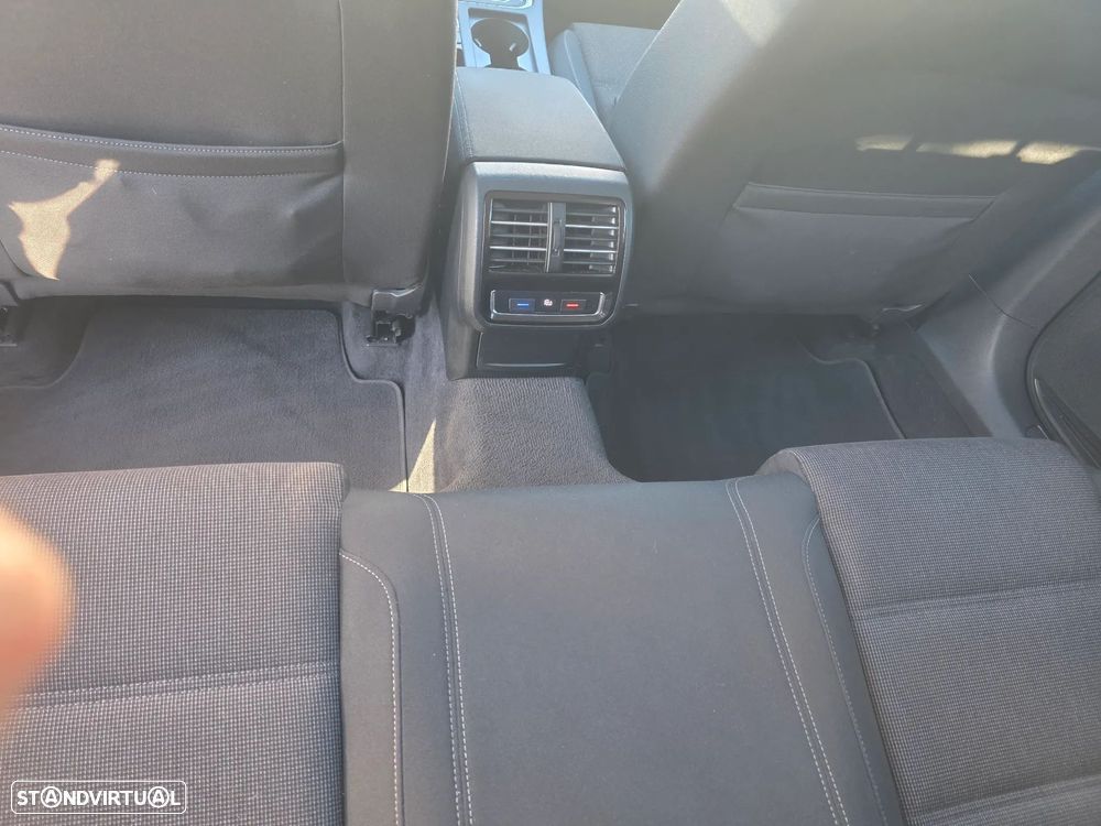 VW Passat Variant 2.0 TDi Highline DSG - 27