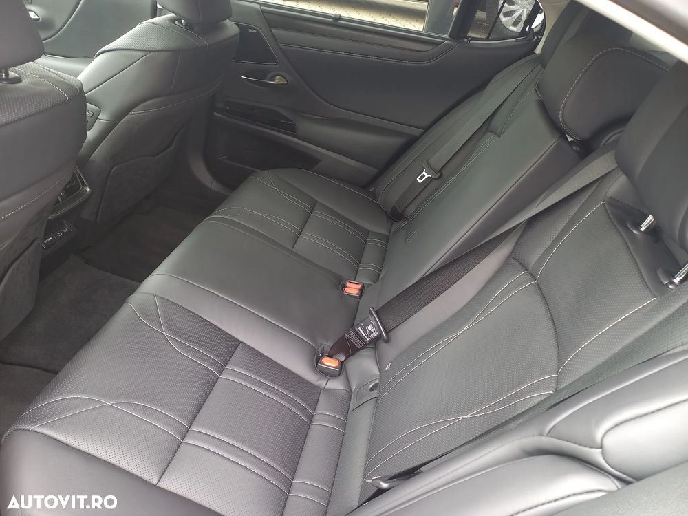 Lexus Seria ES 300h 2.5 TNGA HV 25H- 4X2 CVT Luxury - 17